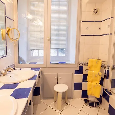 Le Grenier A Sel 4* モンリュソン